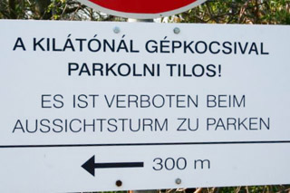 Parken verboten am Aussichtsturm in Zamardi