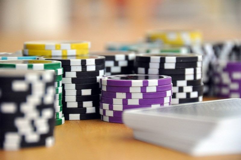 In einem mobilen Casino tauscht man echte Pokerchips gegen virtuelle.