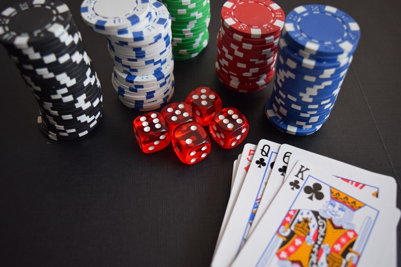 Pokerchips, Spielkarten und Würfel