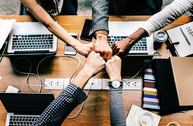 Ein Team von Gründern arbeitet für seinen Erfolg.