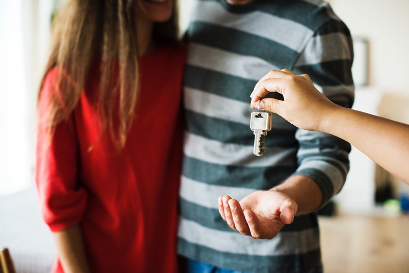 Schlüsselübergabe für neue Wohnung vor/nach Umzug