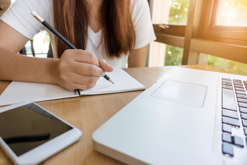 Frau lernt Sprache am Computer