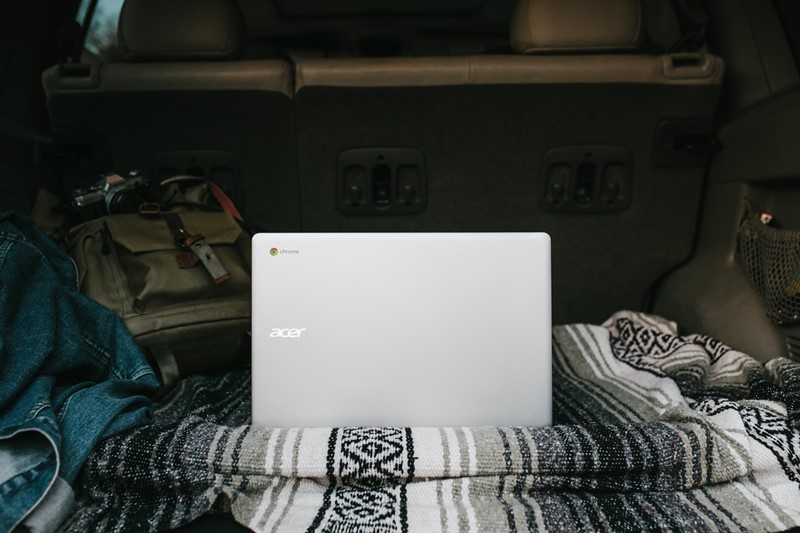 Ein Chromebook im Kofferraum eines Autos