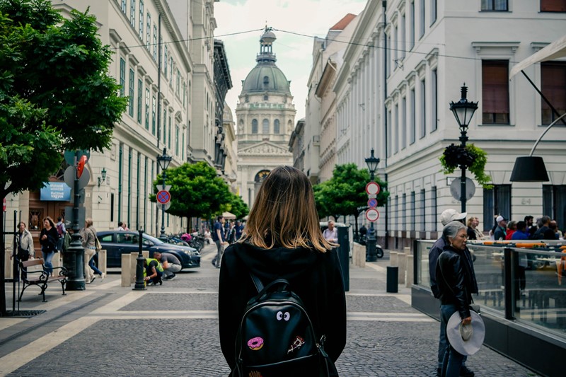 Frau läuft durch Fußgängerzone in Budapest, Ungarn