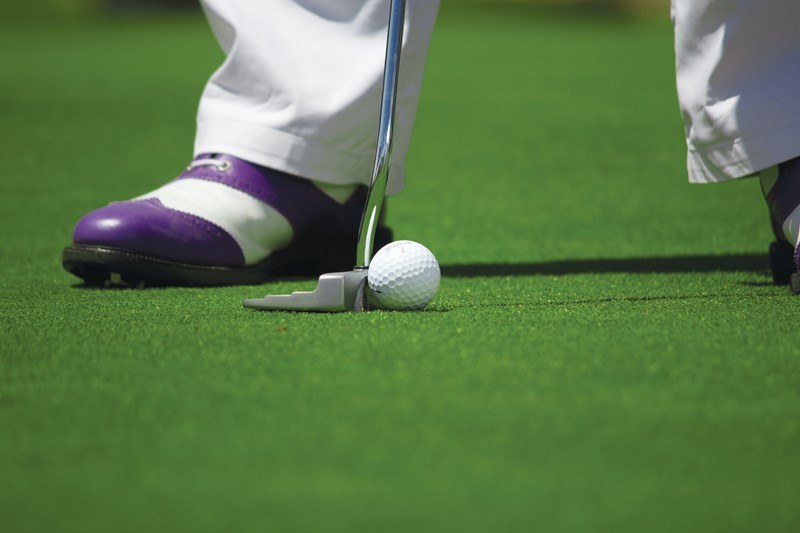 Golfspieler kurz vor einem Schlag