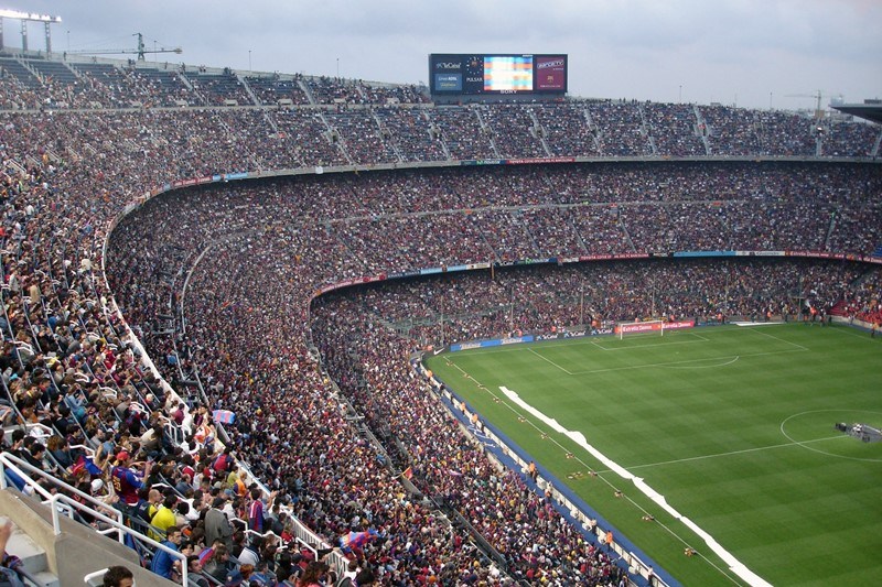 Ausverkauftes, voll besetztes Fußballstadion