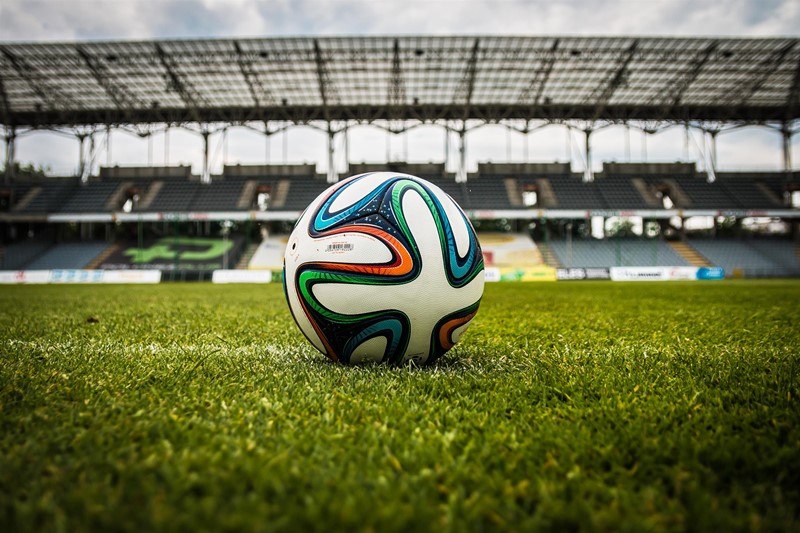 Ein Fußball liegt im Stadion