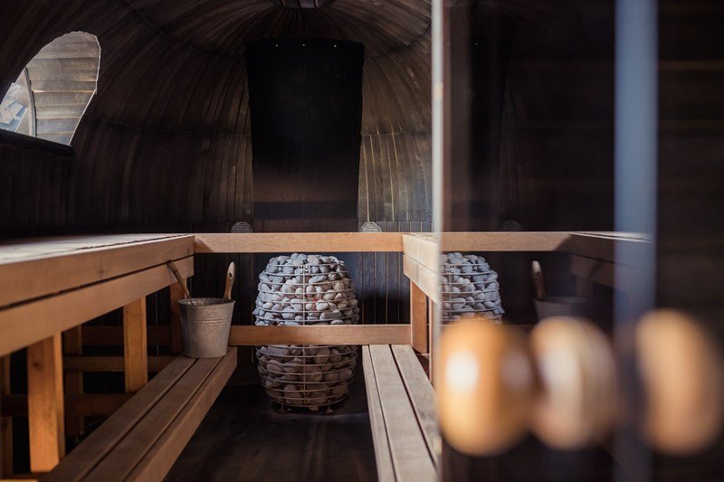 Blick in eine leere, vorgeheizte Sauna