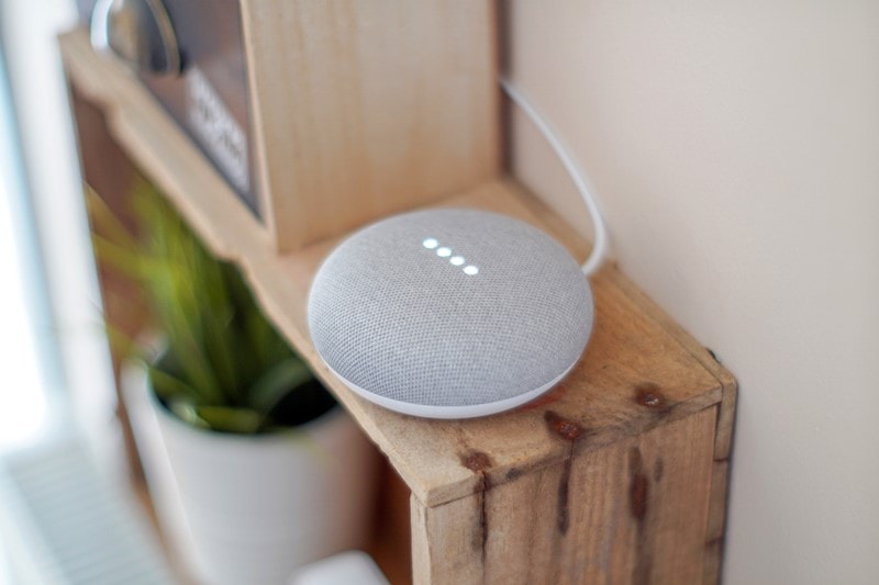 Google Home Mini mit digitalem Sprachassistenten