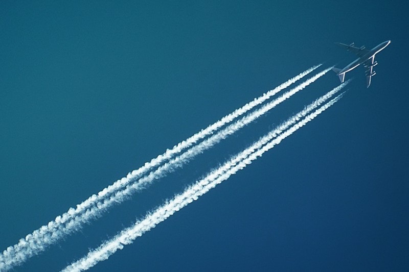 Flugzeug am Himmel