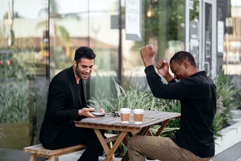 Zwei Männer freuen sich