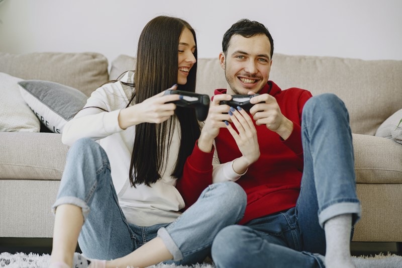 Ein Paar spielt gemeinsam Videospiele.