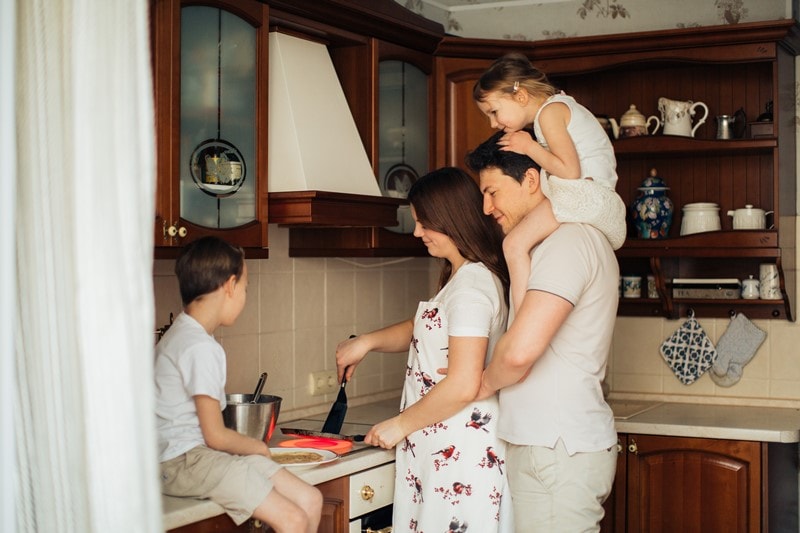 Eine Familie kocht gemeinsam.