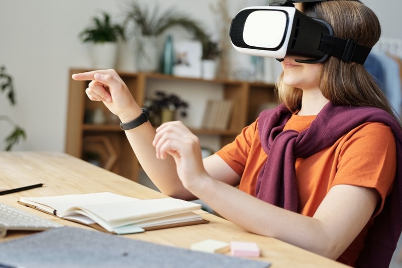 Frau benutzt Virtual Reality
