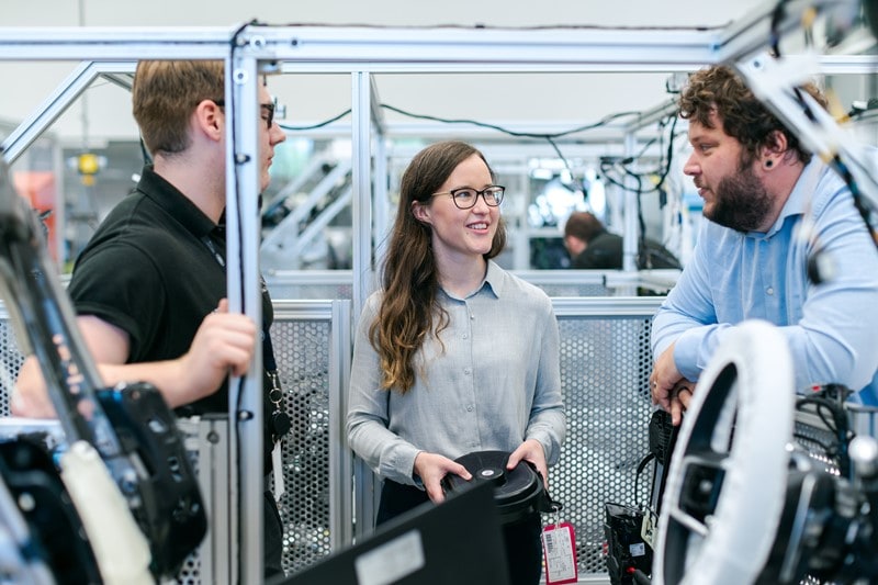 Ingenieur*innen bei der Arbeit