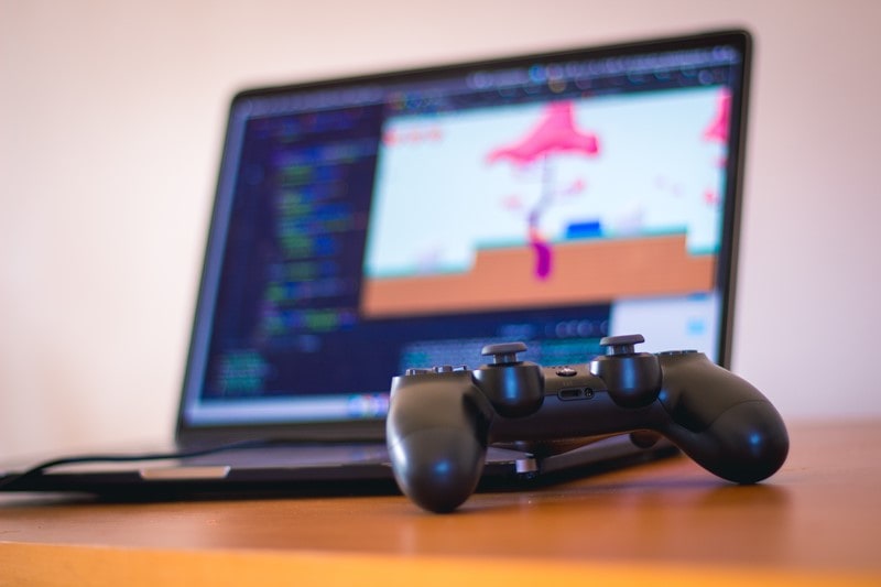 Controller vor Laptop