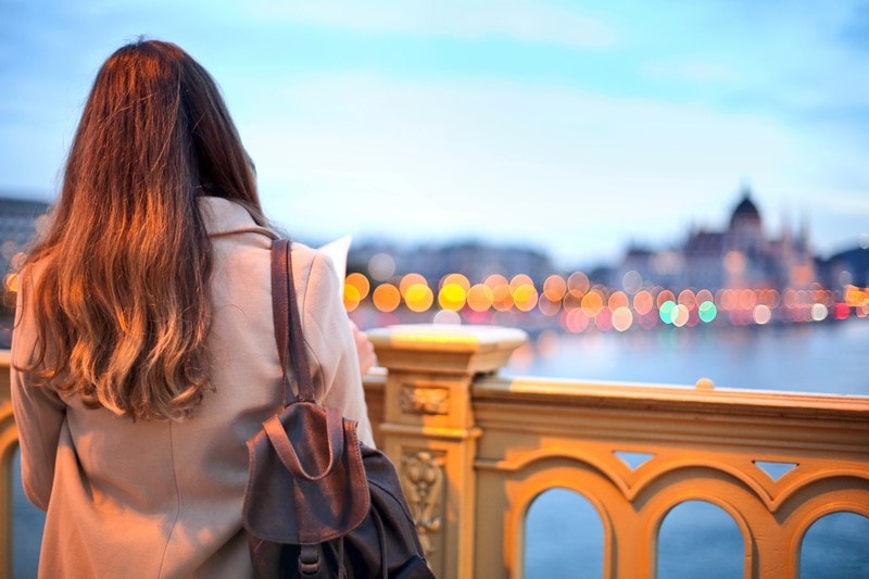 Frau blickt abends auf die Donau in Budapest