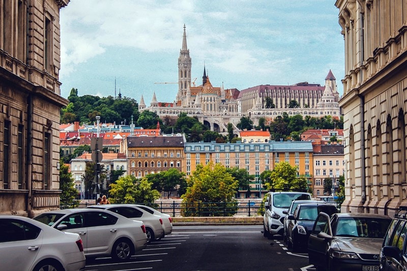 Blick auf die Fischerbastei und den Stephansdom in Budapest