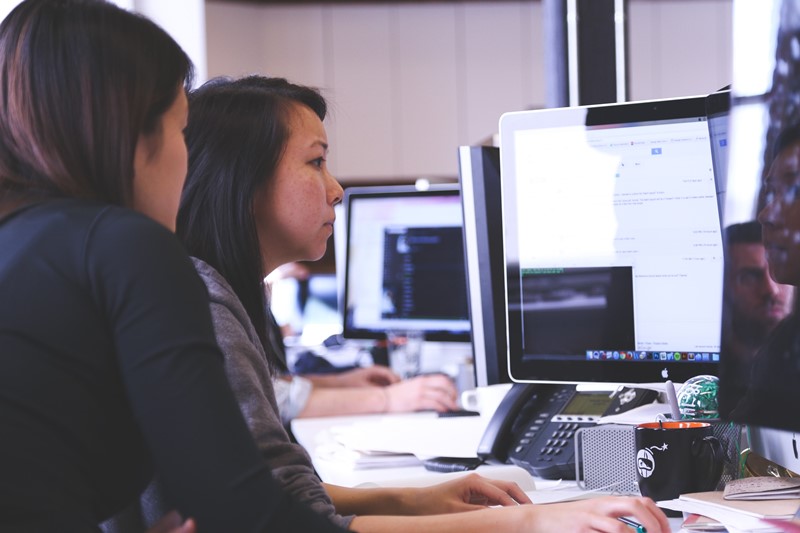 Frauen arbeiten am Computer