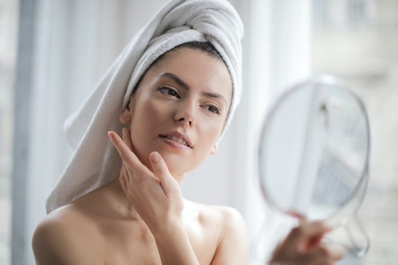 Frau setzt Kollagenpulver als Anti-Aging-Mittel ein