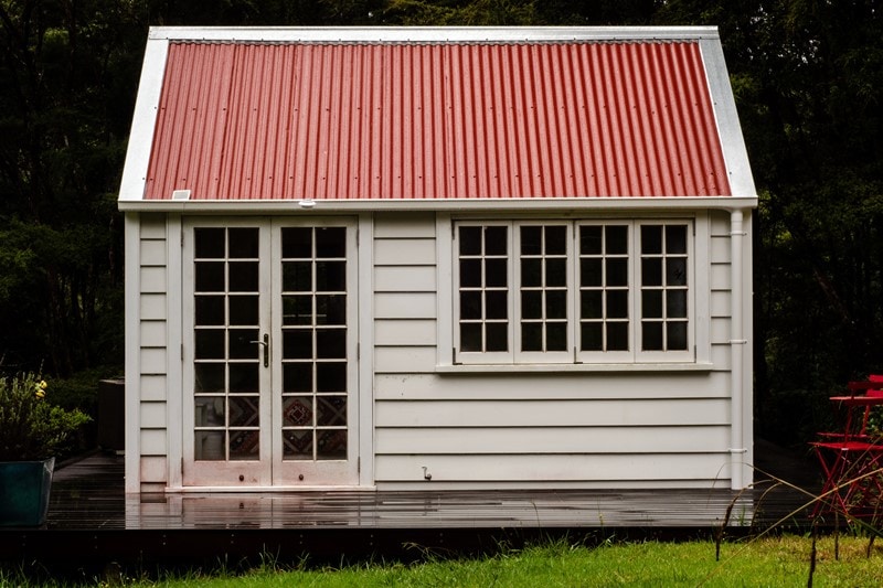 Ein Gartenhaus im Garten als Arbeitsplatz