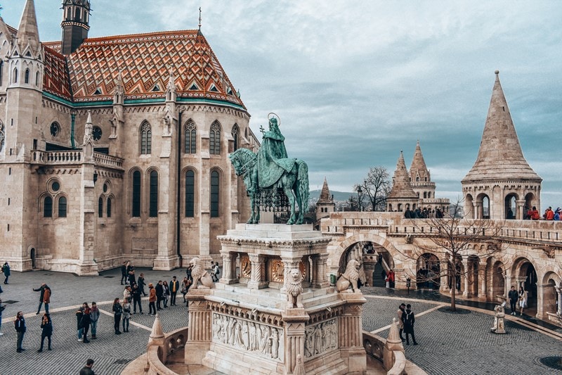 Das St.-Stephans-Denkmal vor der Matthiaskirche und der Fischerbastei in Budapest, Ungarn