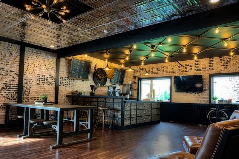 Bar mit modernem Decken- und Wanddesign