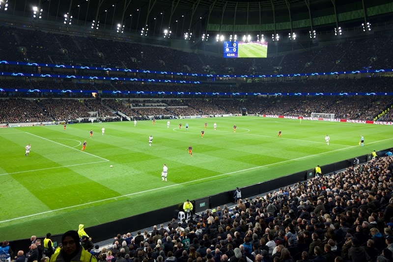 Fußballspiel vor vollen Rängen - Fußball