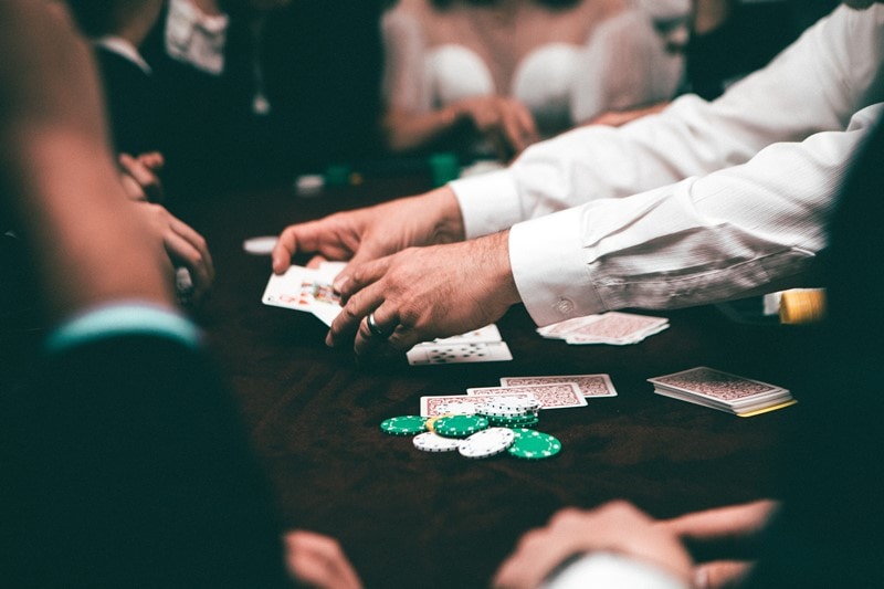 Menschen spielen in einem Casino