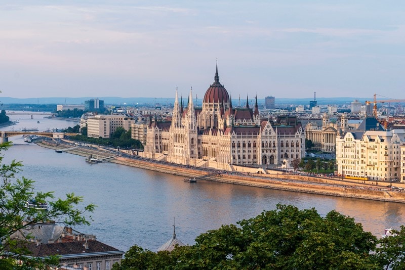 Blick auf das ungarische Parlament in Budapest