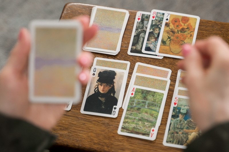 Frau spielt das Solitär Kartenspiel