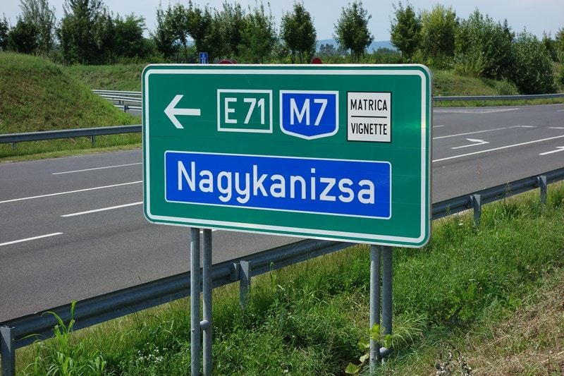 Autobahn Auffahrt in Ungarn mit Maut Hinweis