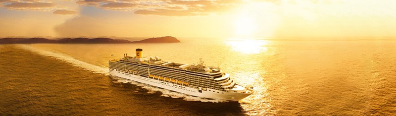 Kreuzfahrtschiff in Abendsonne