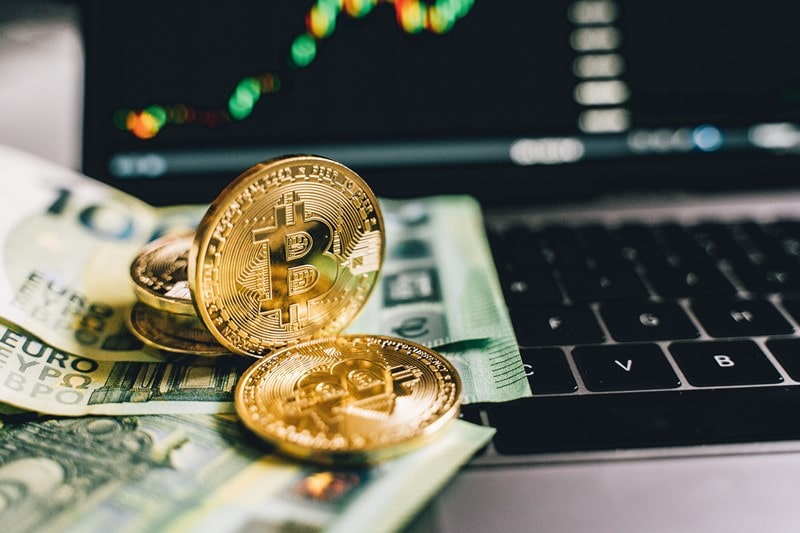 Bitcoins und Euroscheine