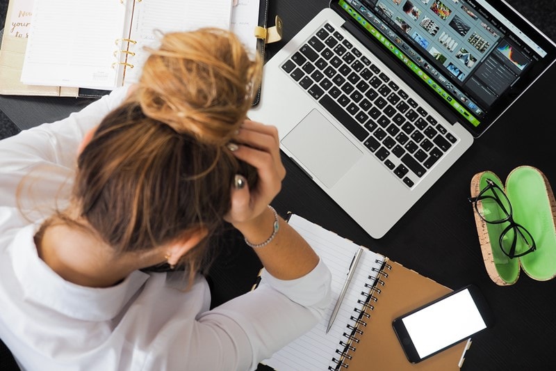 Frau hat Stress bei der Arbeit