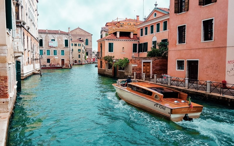 Boot fährt durch Venedig, Italien