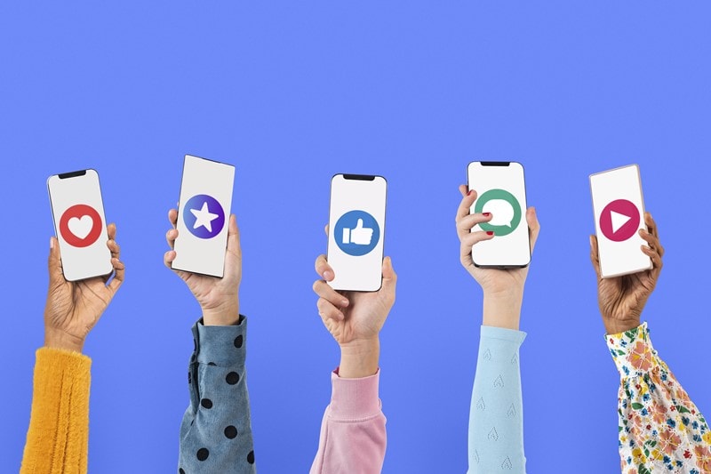 Smartphone Displays mit verschiedenen Social Media Icons