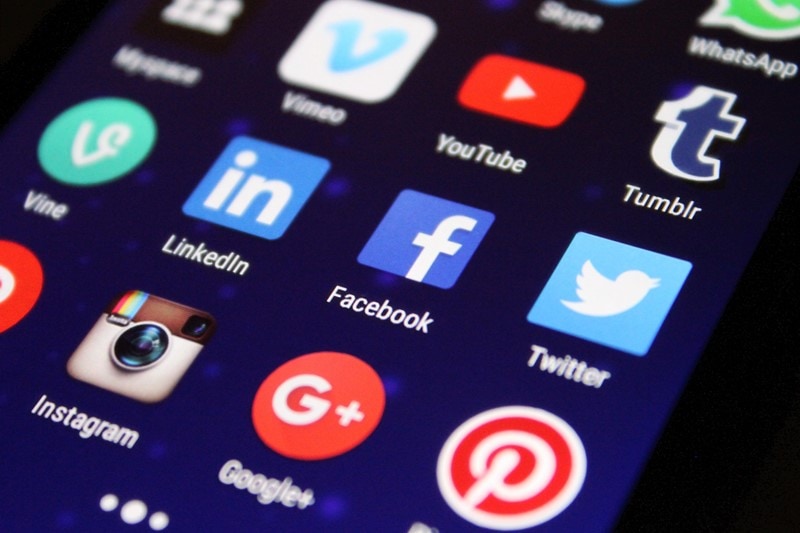Social Media App Icons auf Smartphone Bildschirm