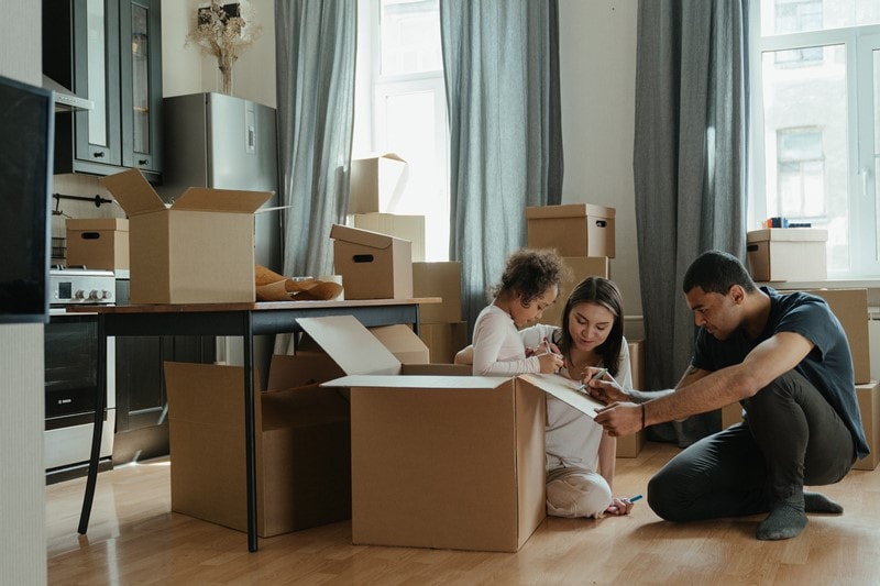 Familie packt Umzugskartons