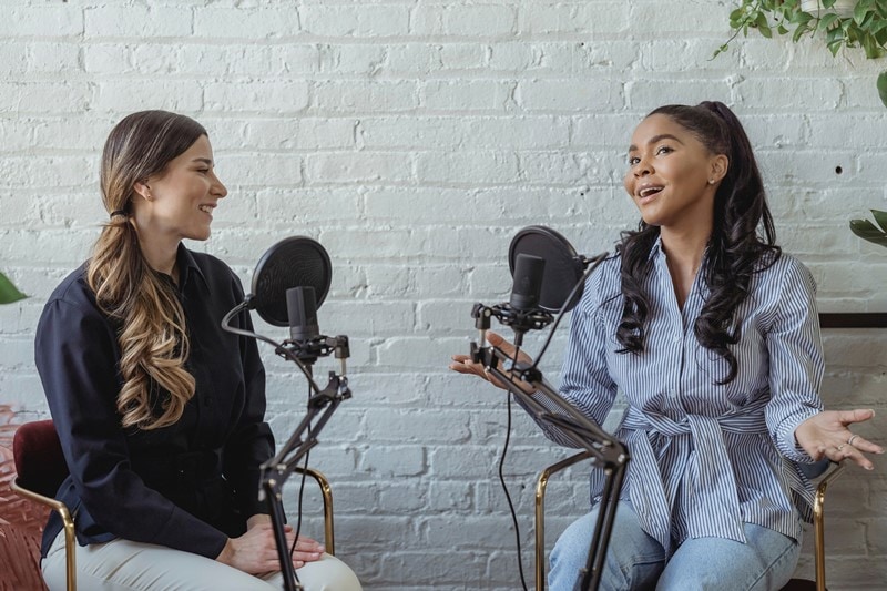 Zwei Frauen nehmen einen Podcast auf