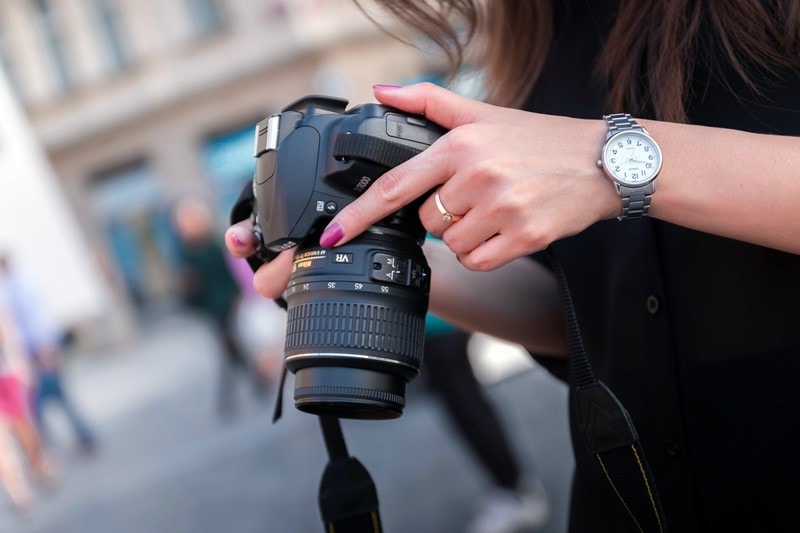 Fotografin nutzt eine Nikon DSLR