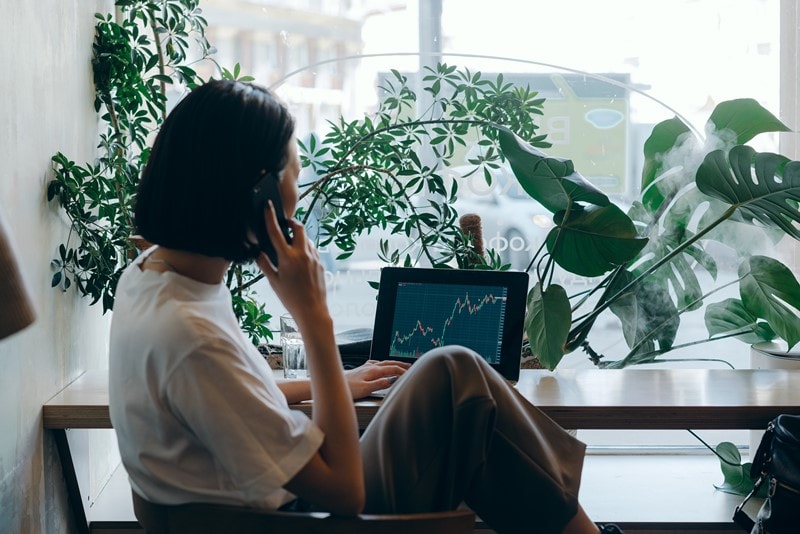 Frau prüft Aktienkurse am Computer