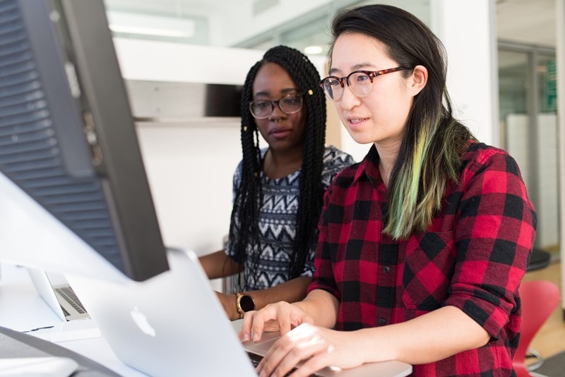 Zwei Frauen arbeiten am Computer.