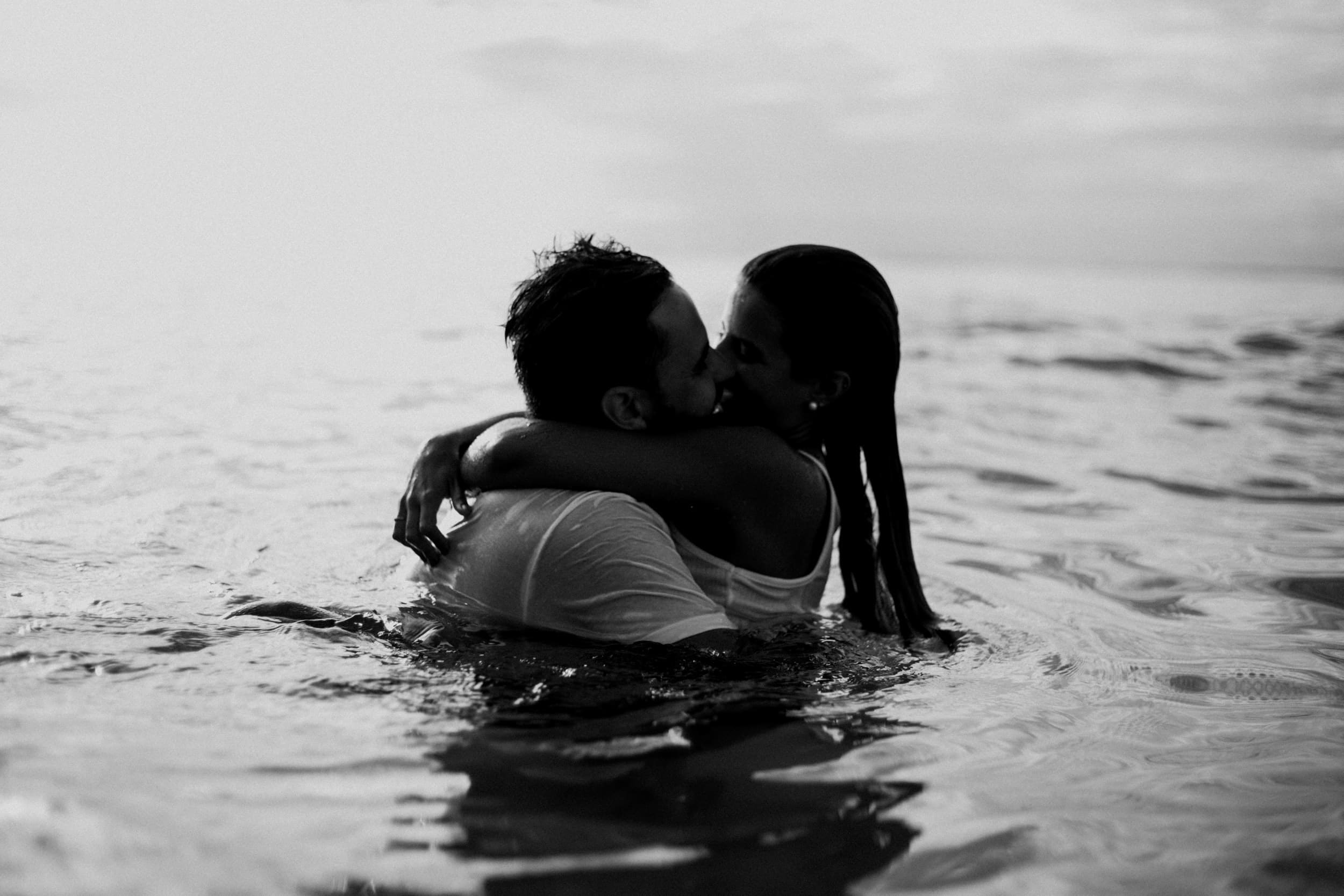 Liebespaar küsst sich im Wasser