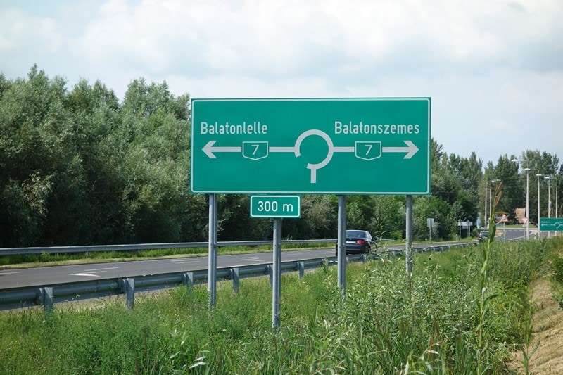 Straße am Südufer des Balaton in Ungarn, Straße am Südufer des Balaton in Ungarn, Foto von Sebastian Starke