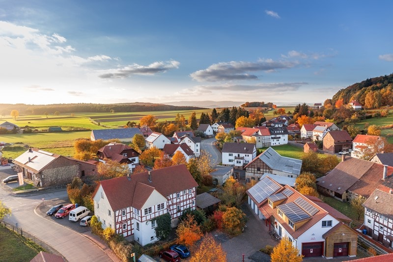 Luftbild einer Ortschaft mit vielen Immobilien