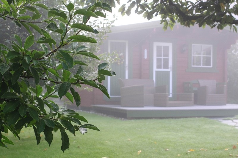 Gartenlaube im Nebel