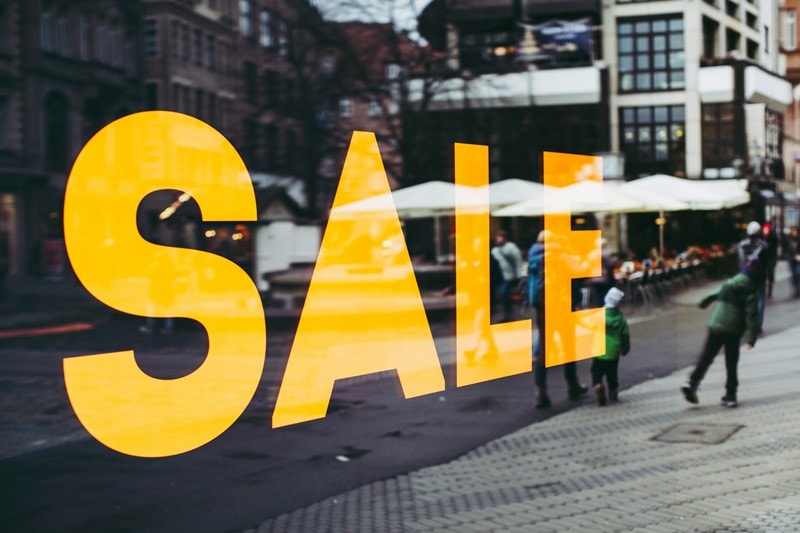 Schaufenster mit SALE-Sticker