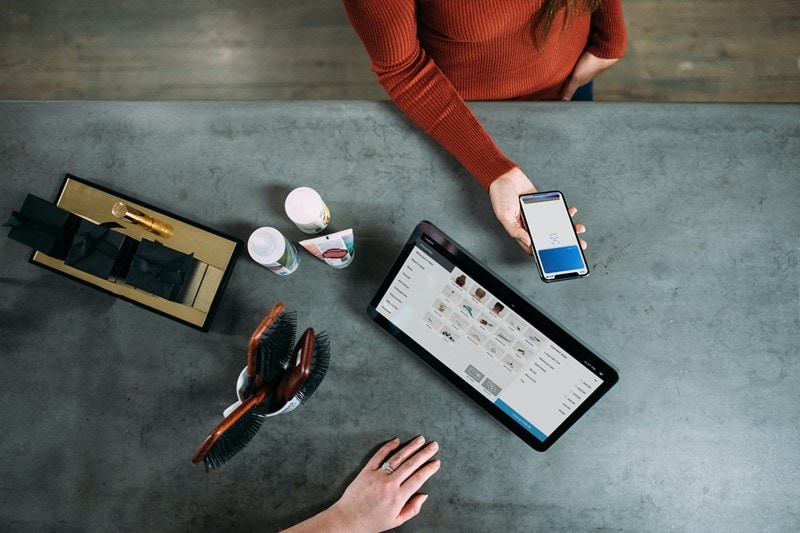 Frauen nutzen Smartphone und Tablet