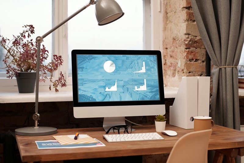 Unternehmensstatistiken auf einem Computerbildschirm